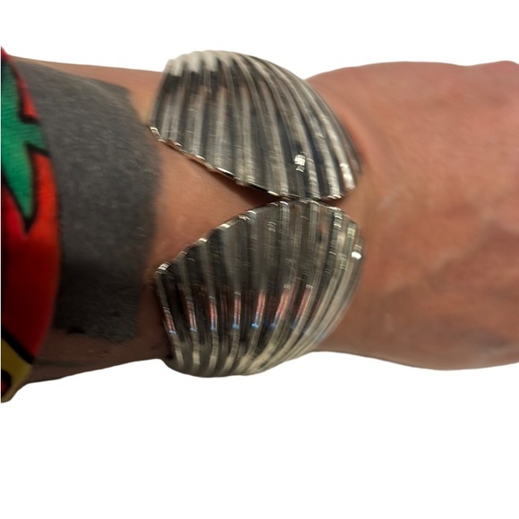 Kendall & James Clam Shell Silver-tone Bangle - Picture 5 of 11